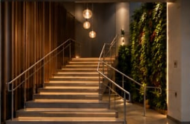 Escada modernizada com jardim vertical